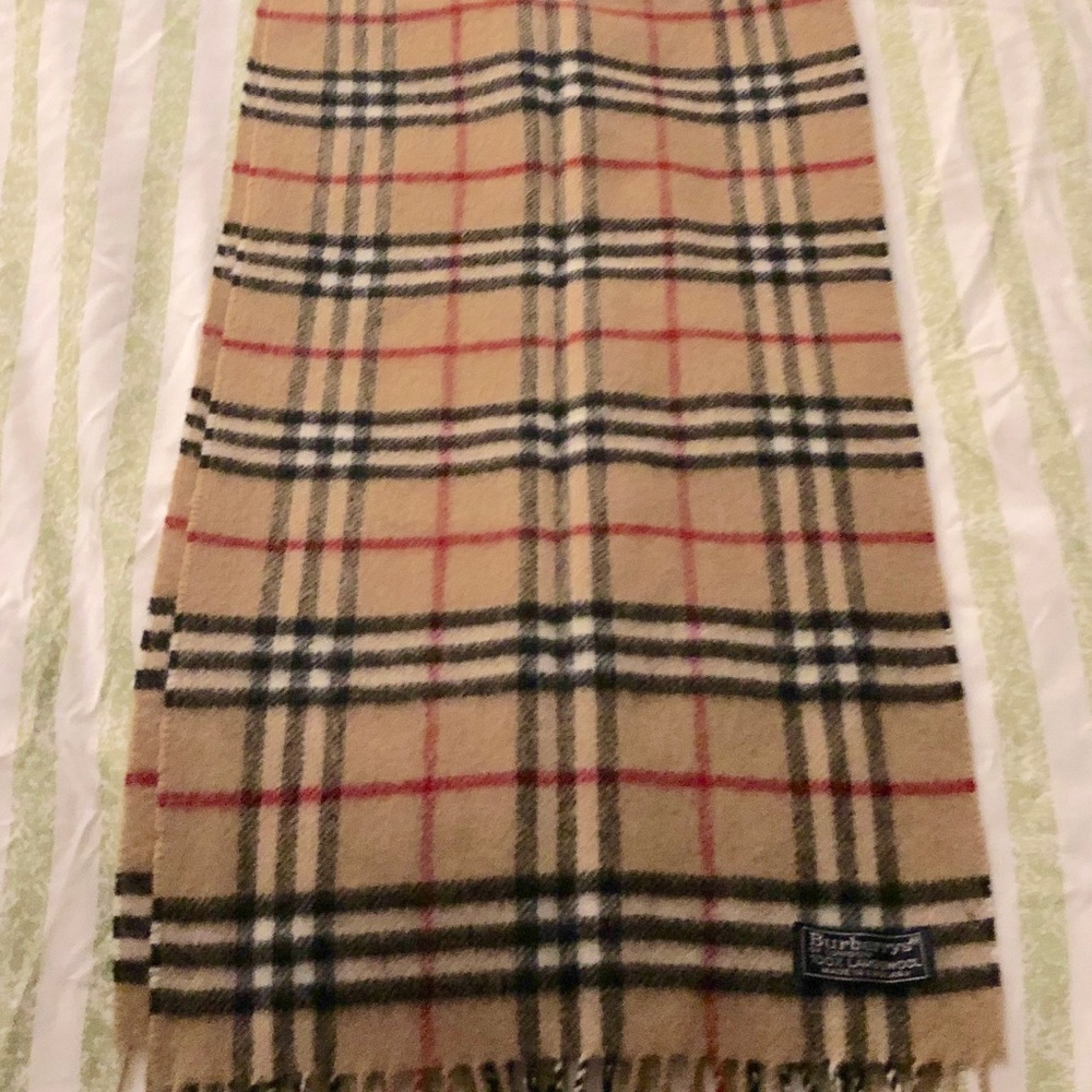 Burberry’s of London 100% lambs wool scarf - Picture 3 of 7
